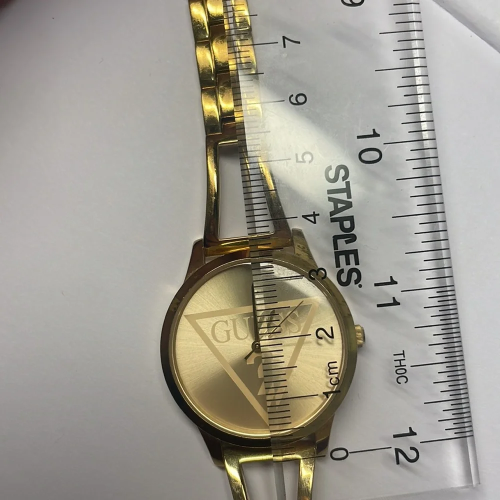 Guess woman’s gold
